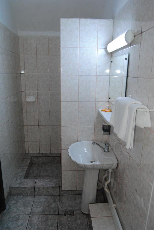 Cornul Vanatorului Bungalows Pitesti Phòng bức ảnh